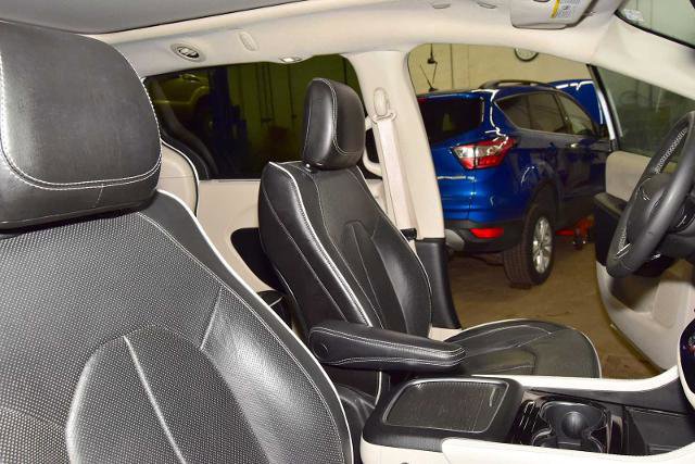 Used 2023 Chrysler Pacifica Limited image 26