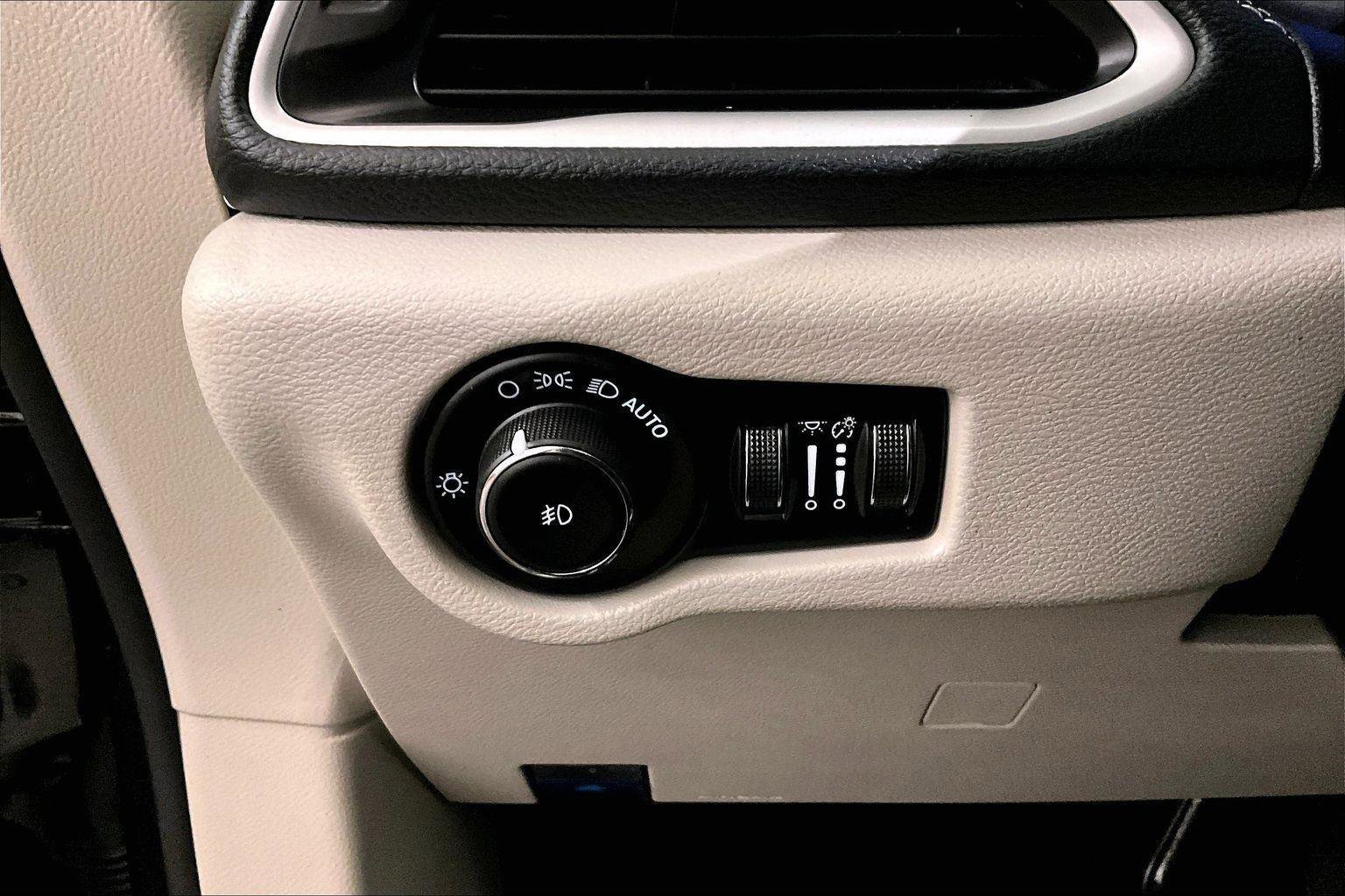 Used 2023 Chrysler Pacifica Touring-L image 31