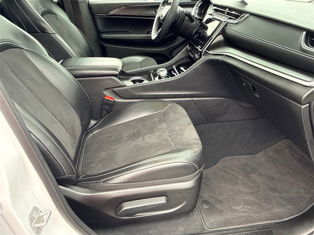 Used 2025 Jeep Grand Cherokee L Altitude image 13