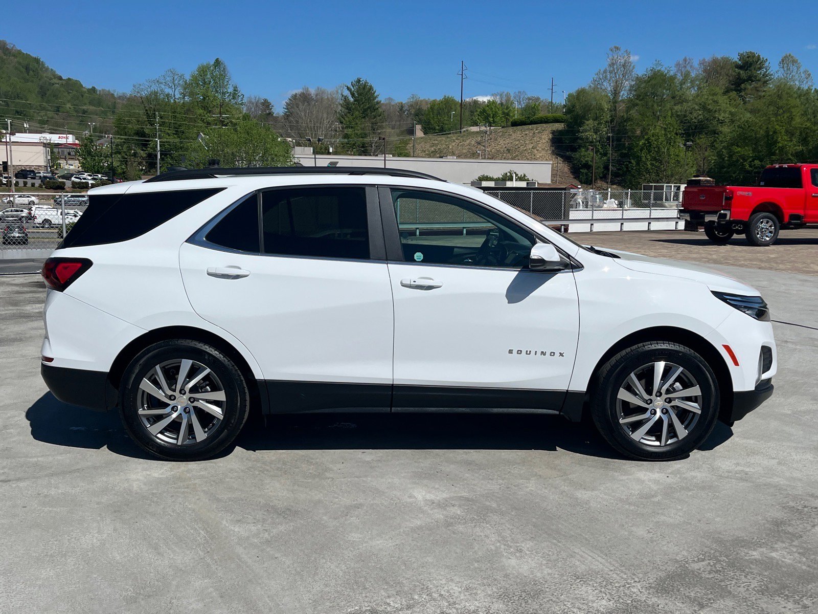Used 2023 Chevrolet Equinox LT AWD/4WD image 2
