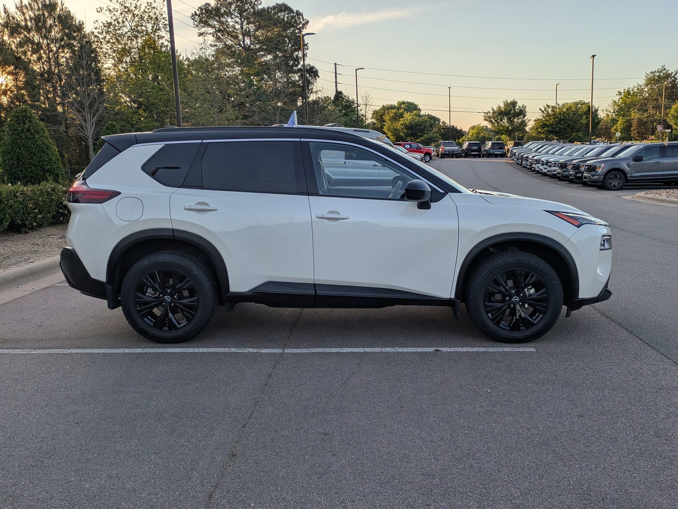 Used 2023 Nissan Rogue SV w/ SV Premium B Package FWD image 3