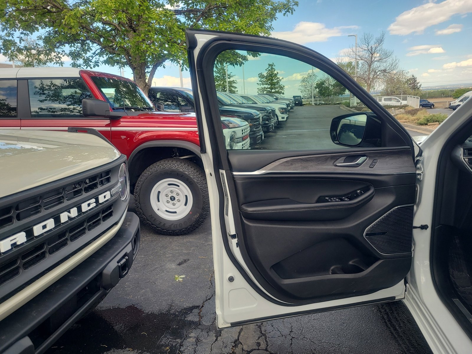 Used 2022 Jeep Grand Cherokee Overland AWD/4WD image 13