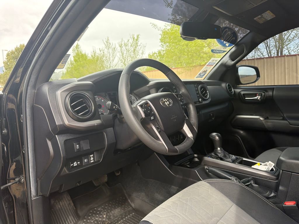 Used 2022 Toyota Tacoma TRD Sport w/ Technology Package AWD/4WD image 12