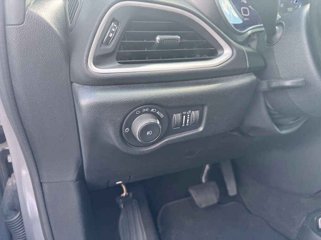 Used 2025 Chrysler Pacifica Select FWD image 4