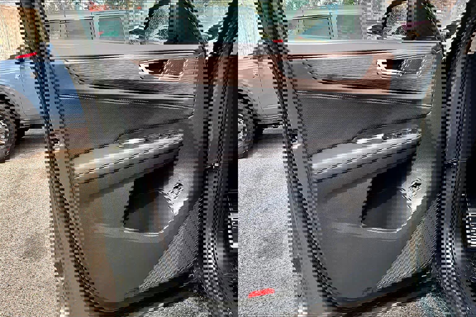 Used 2025 Volkswagen Atlas SEL Premium R-Line image 24