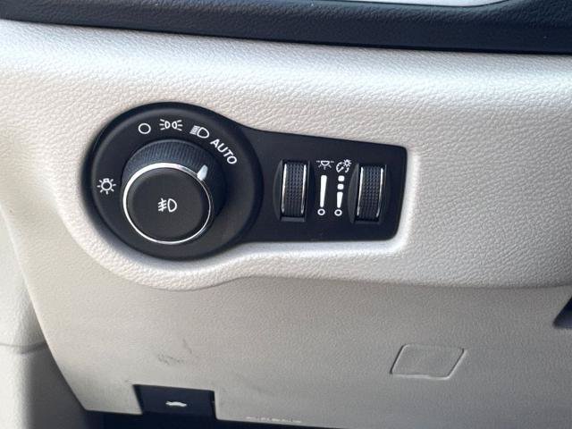 Used 2020 Chrysler Pacifica Touring-L FWD image 22