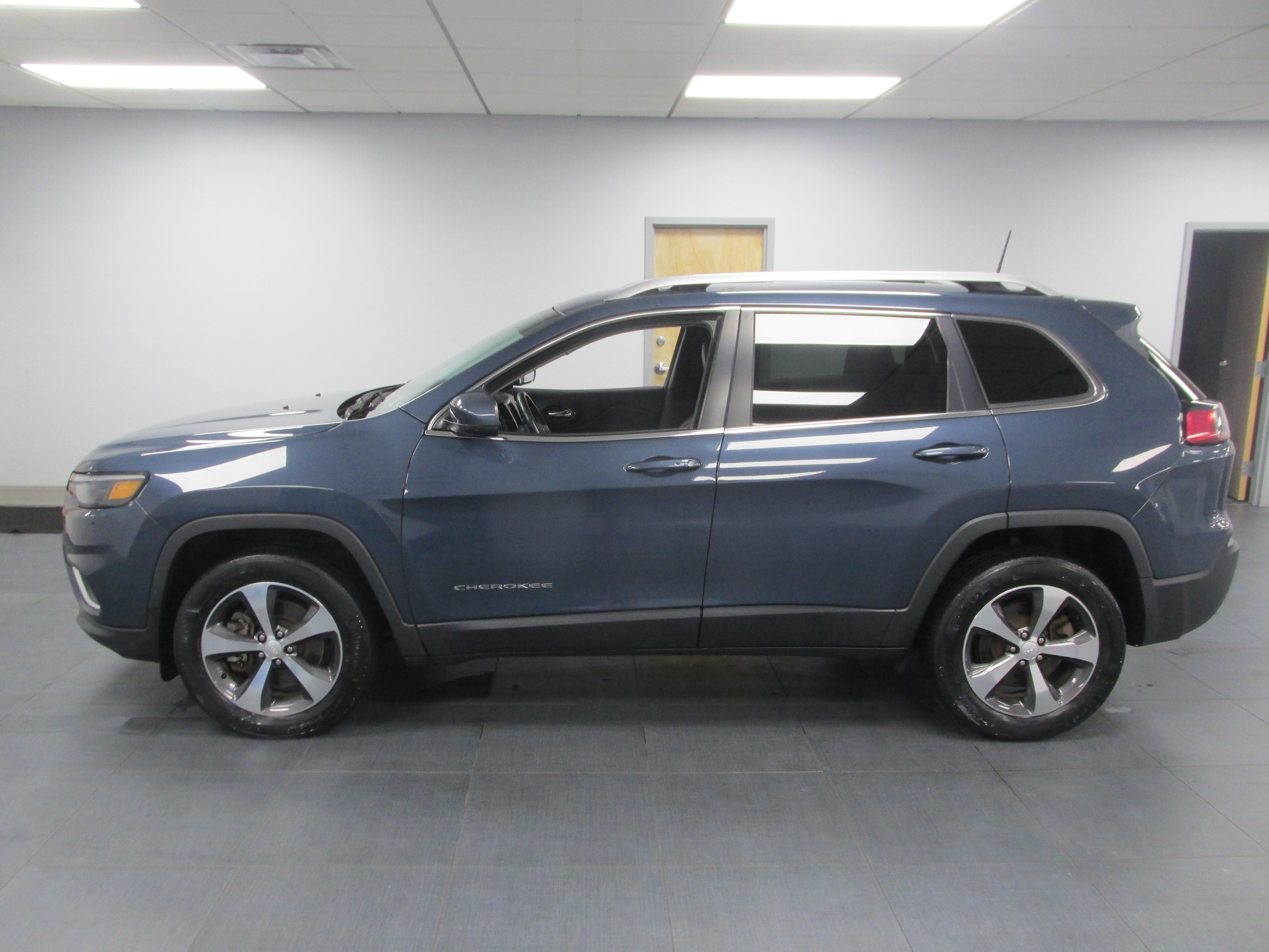 Used 2019 Jeep Cherokee Limited AWD/4WD image 8