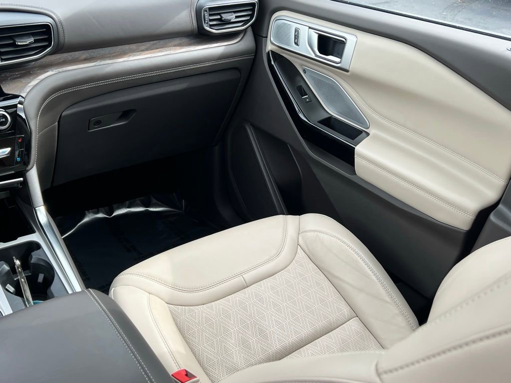 Certified 2022 Ford Explorer Platinum w/ Equipment Group 601A image 18