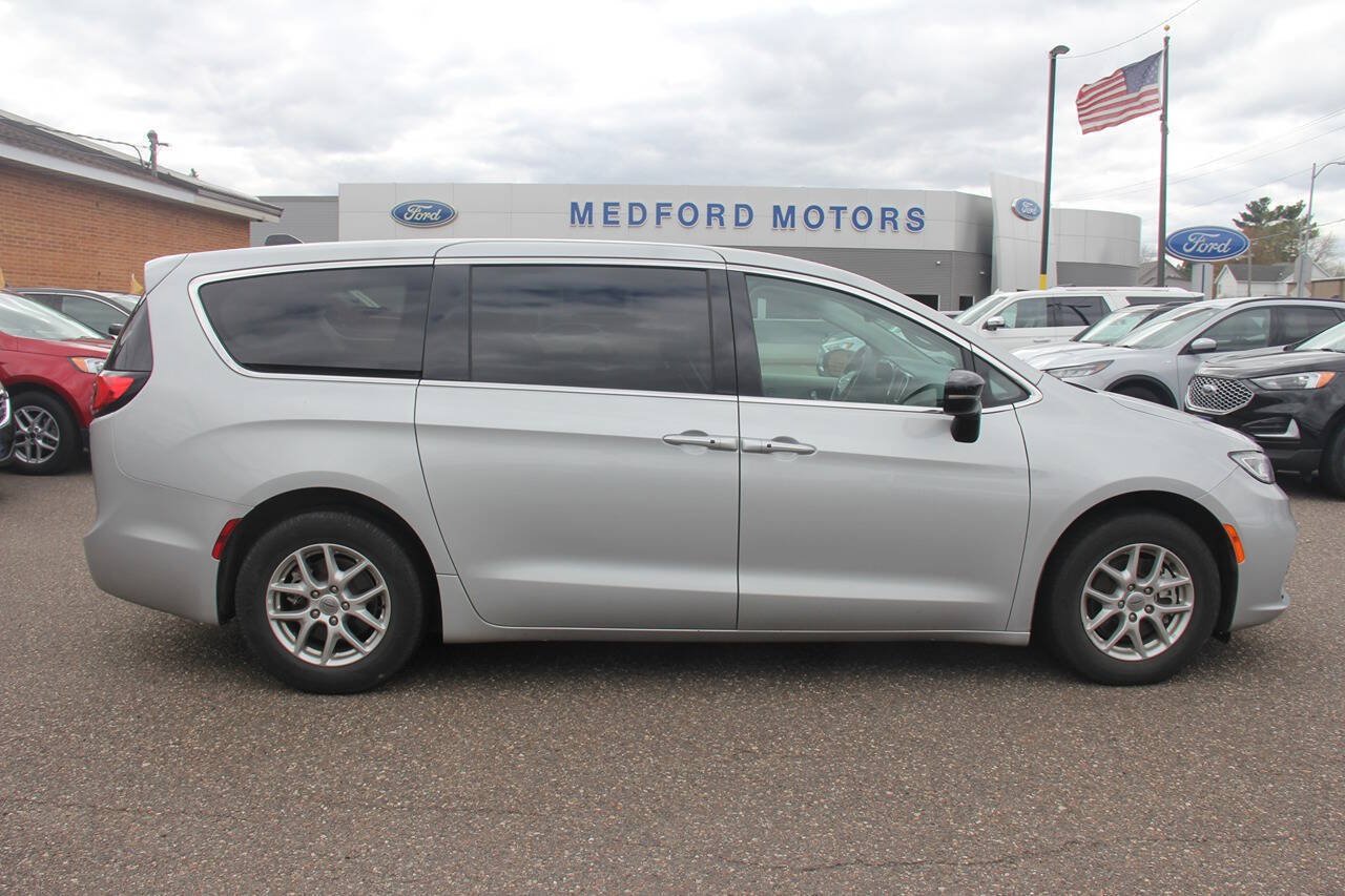 Used 2024 Chrysler Pacifica Touring-L FWD image 2