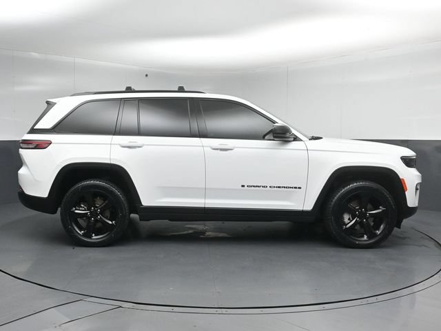 Used 2023 Jeep Grand Cherokee Limited w/ Black Appearance Package AWD/4WD image 8