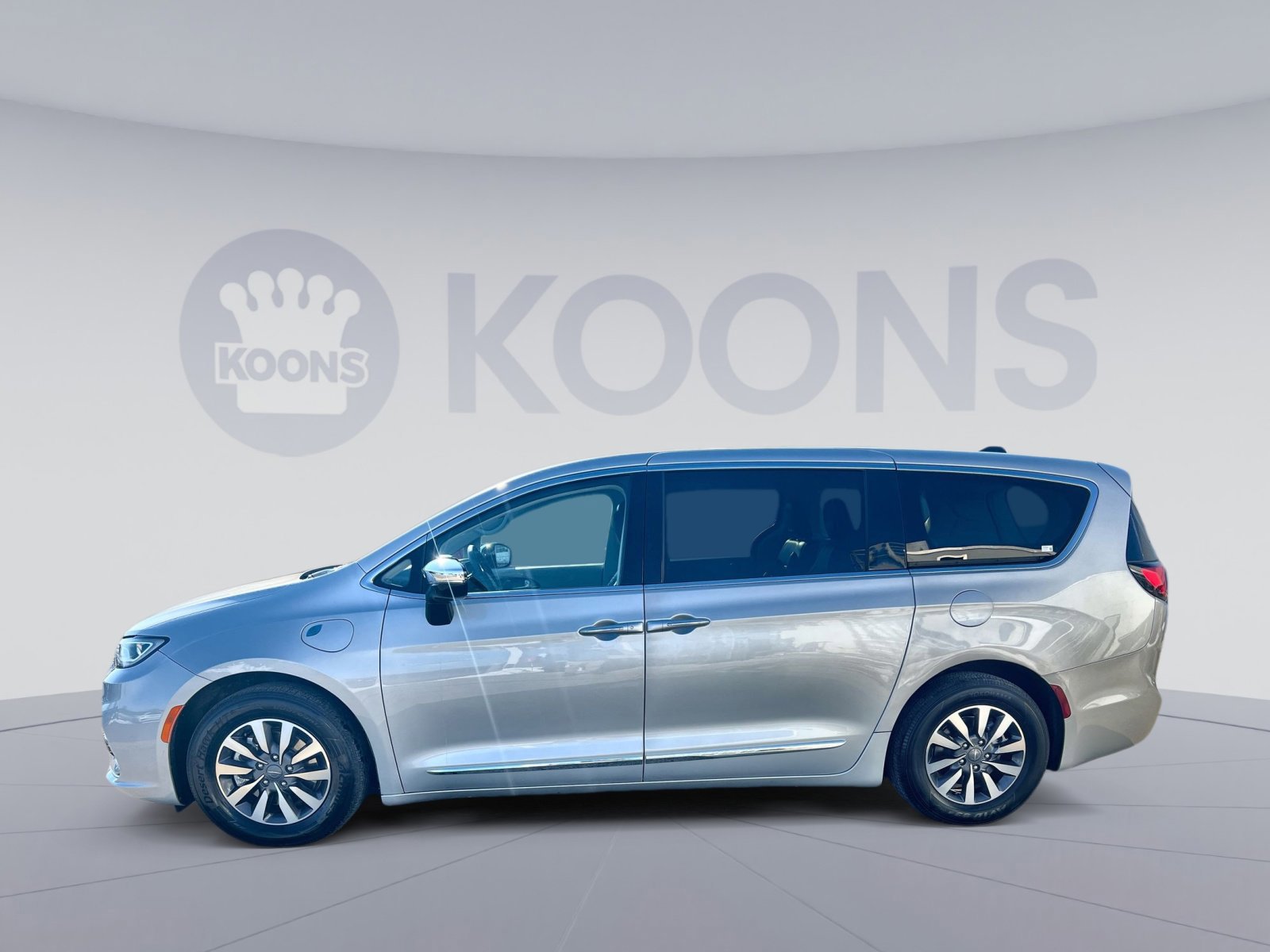 Used 2023 Chrysler Pacifica Limited image 2