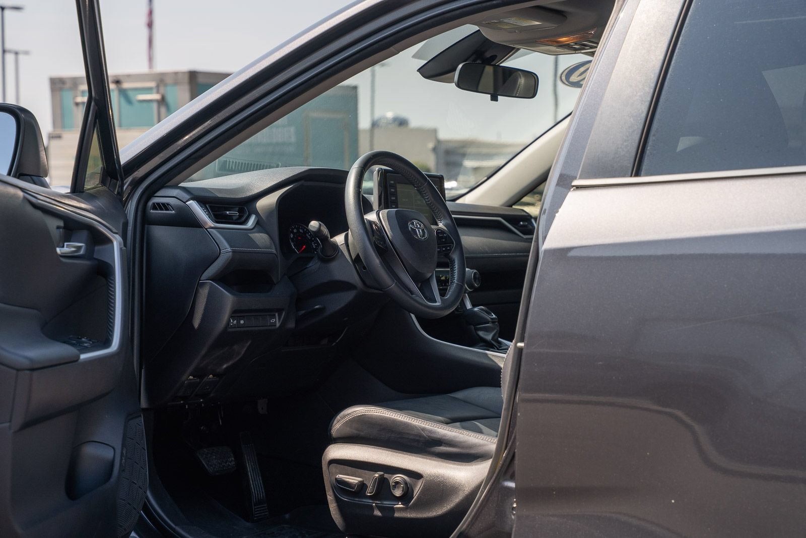 Used 2020 Toyota RAV4 XLE Premium FWD image 19