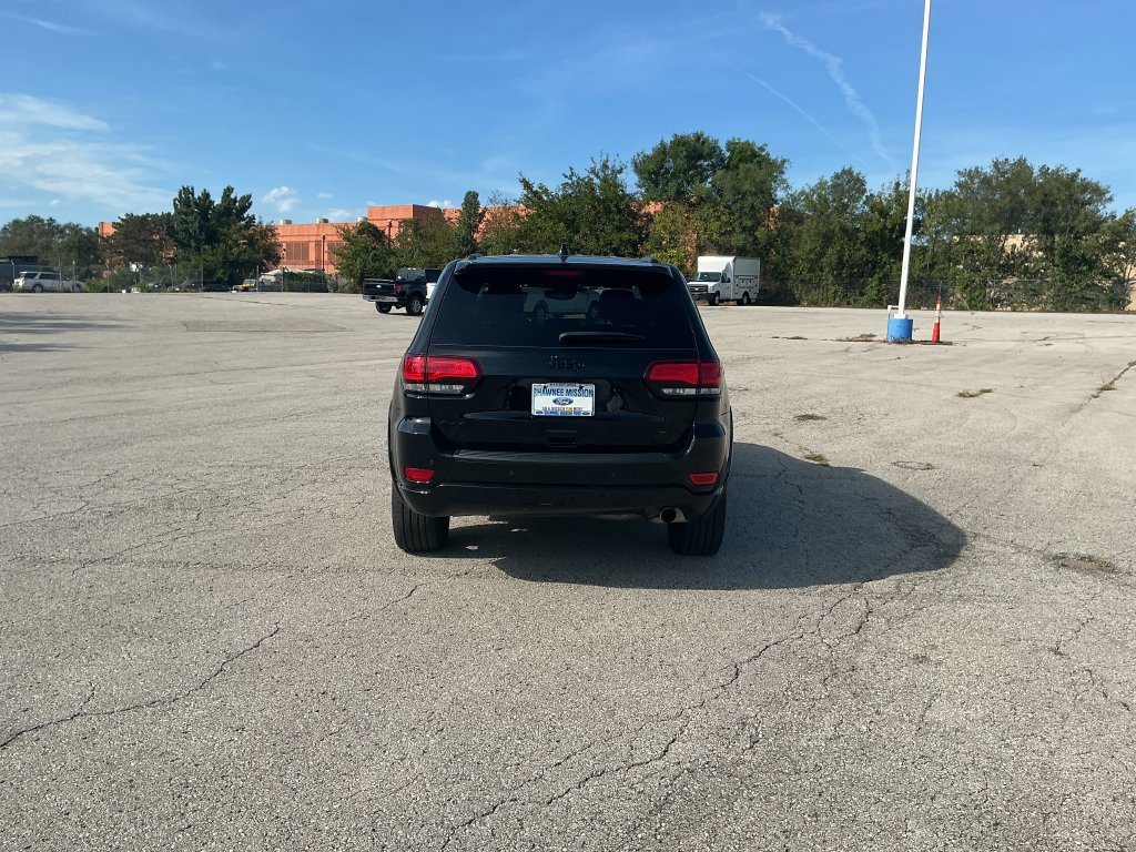 Used 2022 Jeep Grand Cherokee Laredo X AWD/4WD image 3