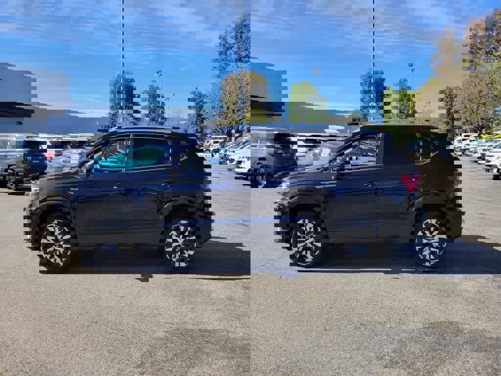 Used 2022 Volkswagen Taos SE FWD image 2