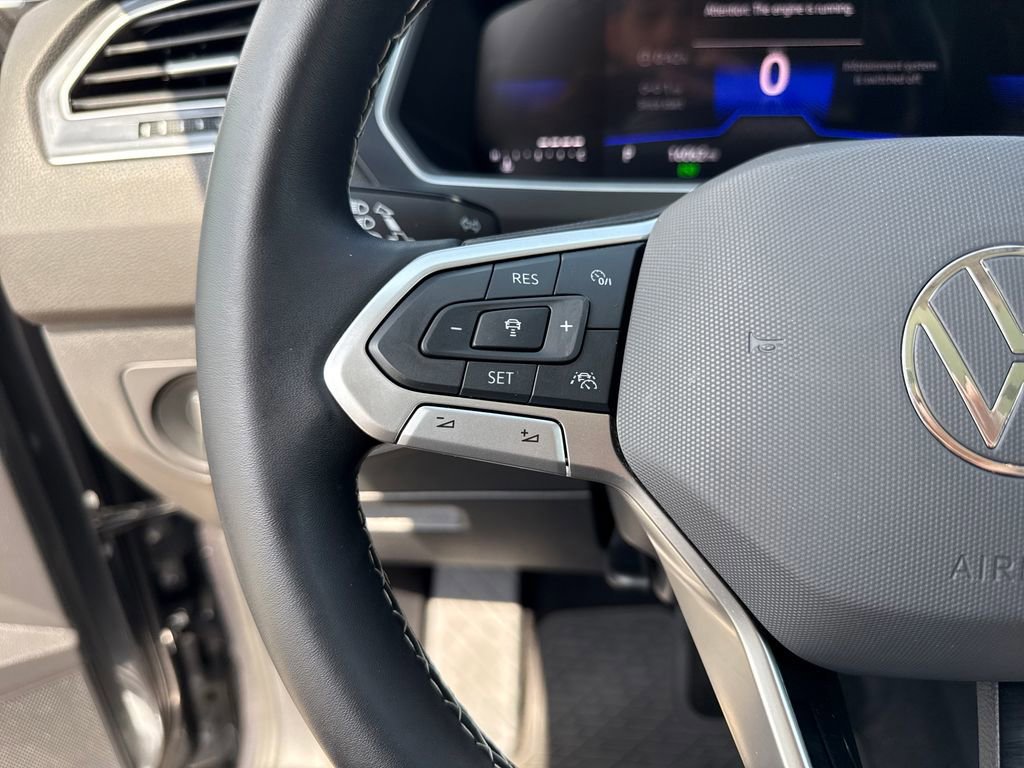 Used 2024 Volkswagen Tiguan SE w/ Panoramic Sunroof Package image 16