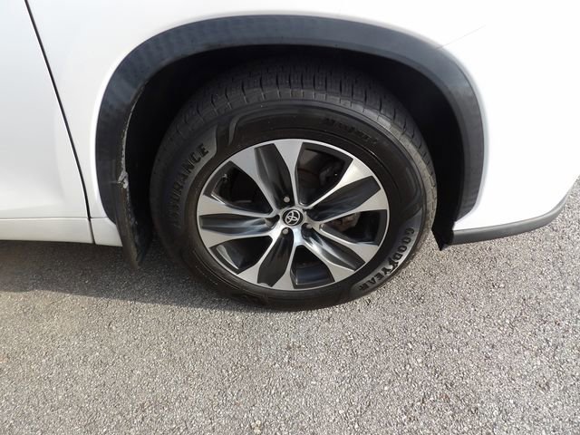 Used 2021 Toyota Highlander XLE AWD/4WD image 16