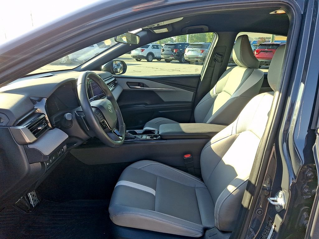 Used 2025 Toyota Camry SE FWD image 13