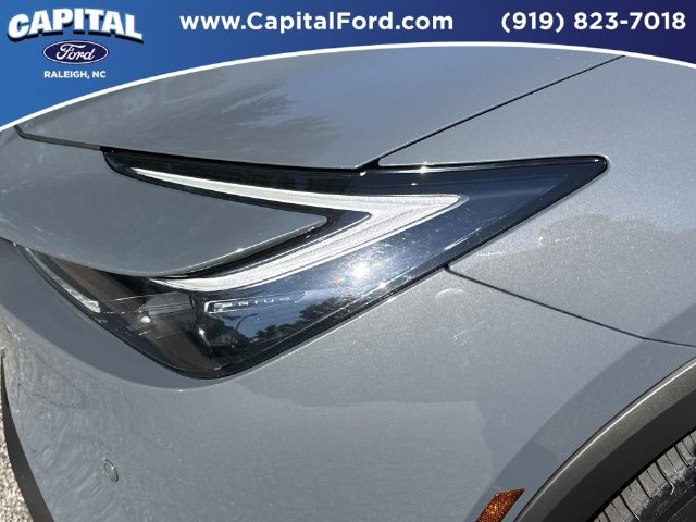 Used 2025 Toyota Prius LE FWD image 11