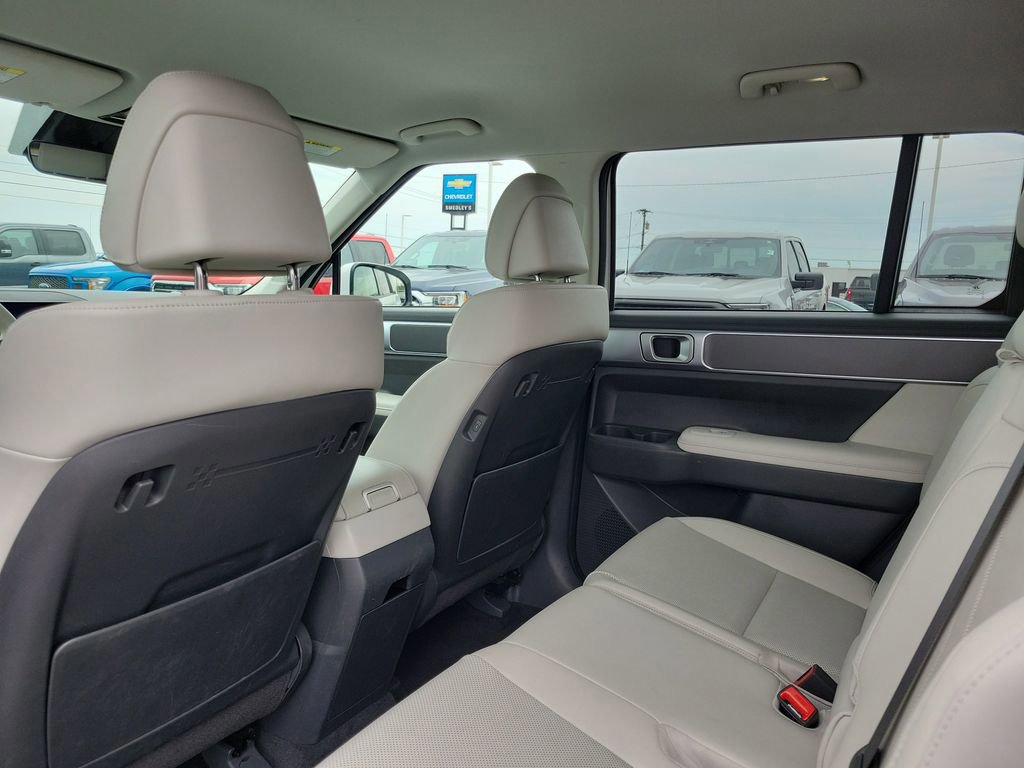Used 2025 Hyundai Santa Fe SEL AWD/4WD image 16
