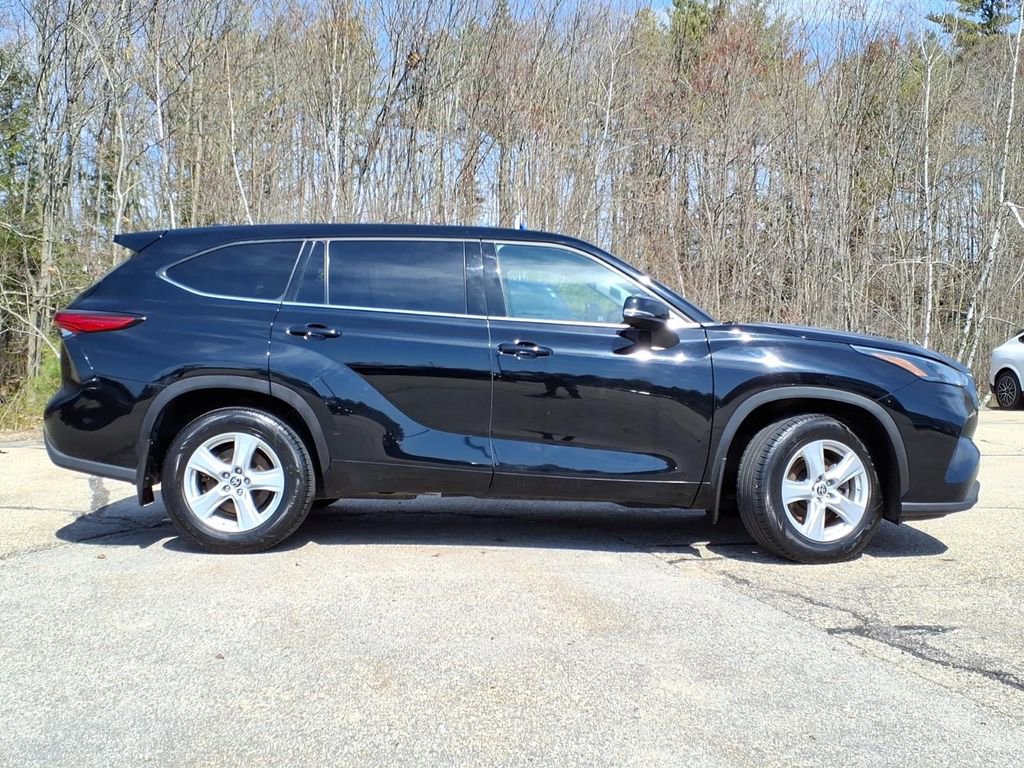 Used 2022 Toyota Highlander L AWD/4WD image 3