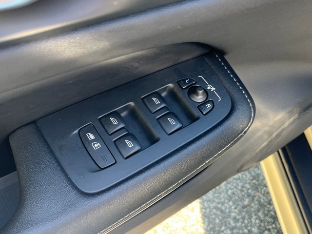 Used 2021 Volvo V60 T5 Cross Country image 14