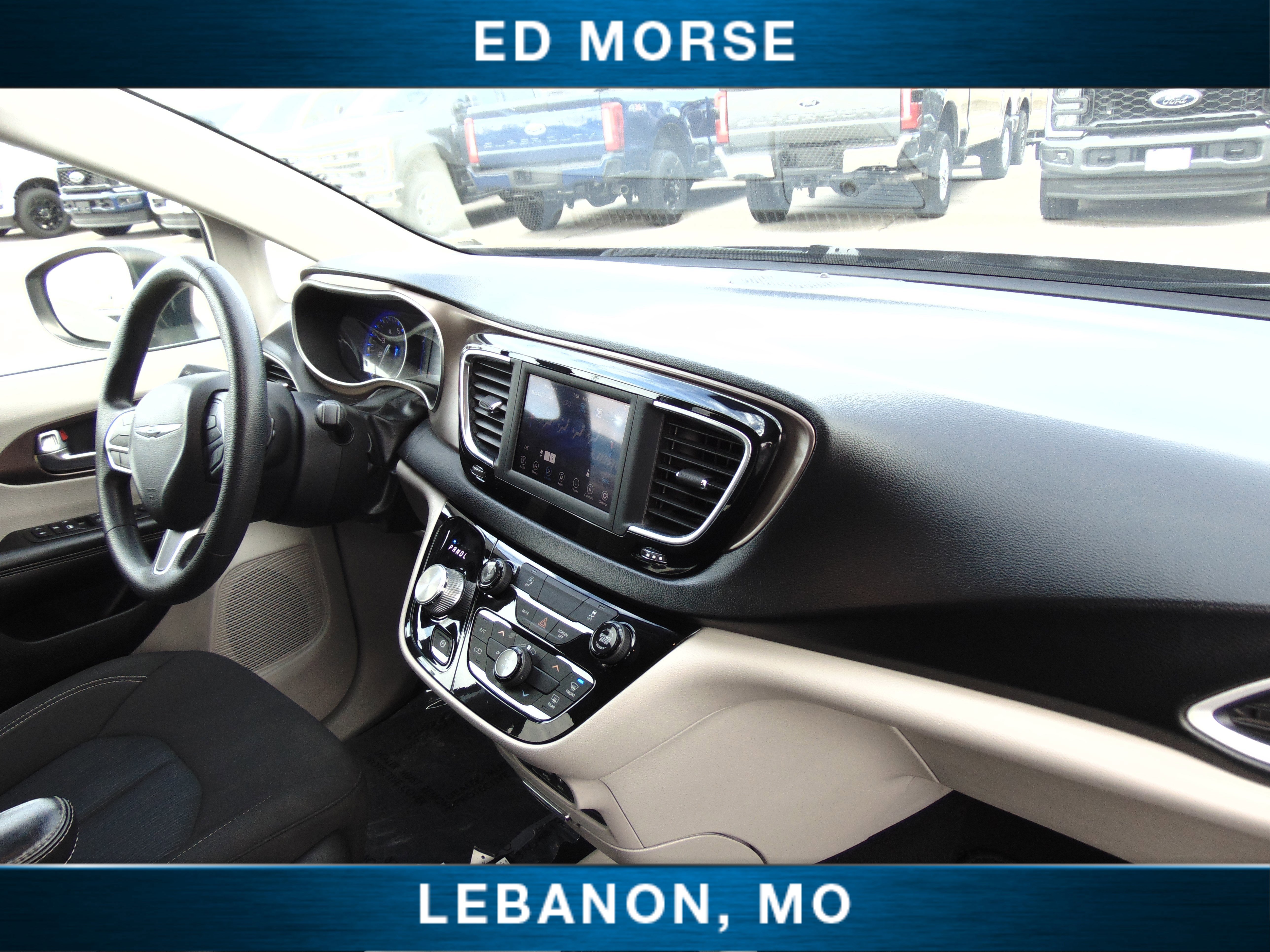 Used 2020 Chrysler Voyager LX image 15