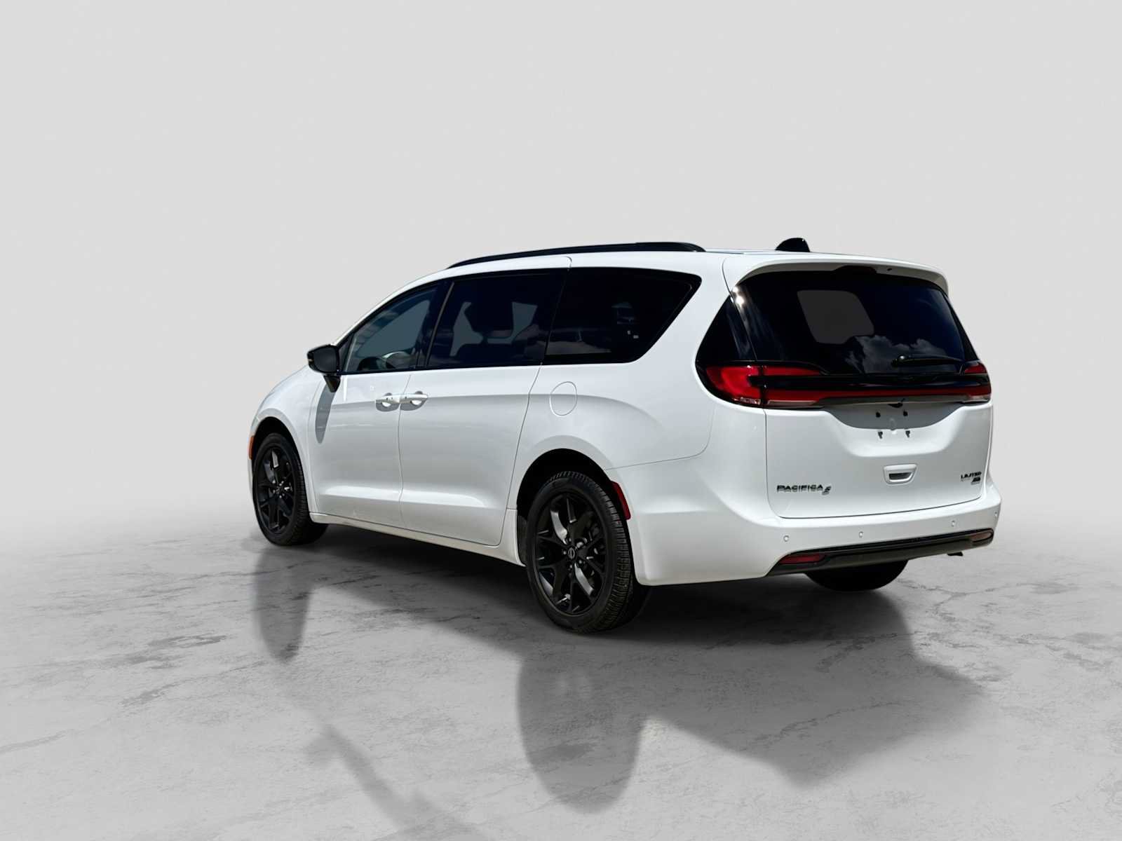 Used 2026 Chrysler Pacifica Limited w/ S Appearance Package AWD/4WD image 4