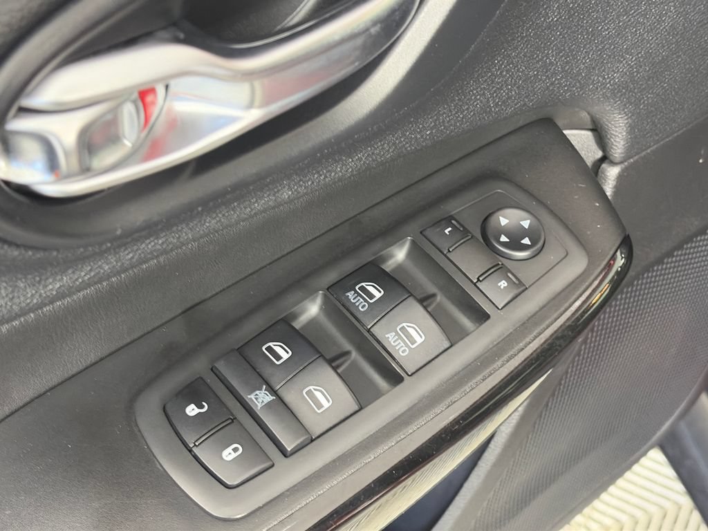 Used 2019 Jeep Cherokee Latitude Plus AWD/4WD image 26