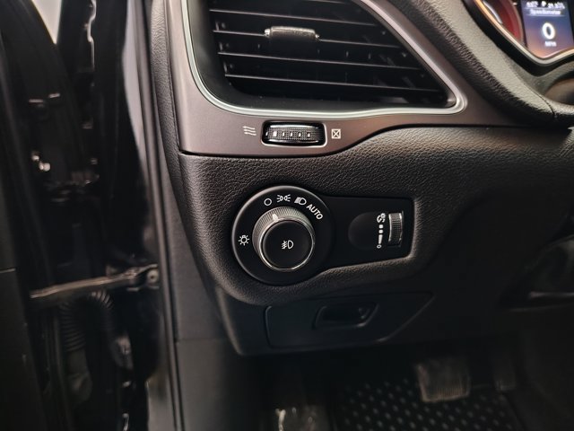 Used 2019 Jeep Cherokee Latitude w/ Cold Weather Group AWD/4WD image 37