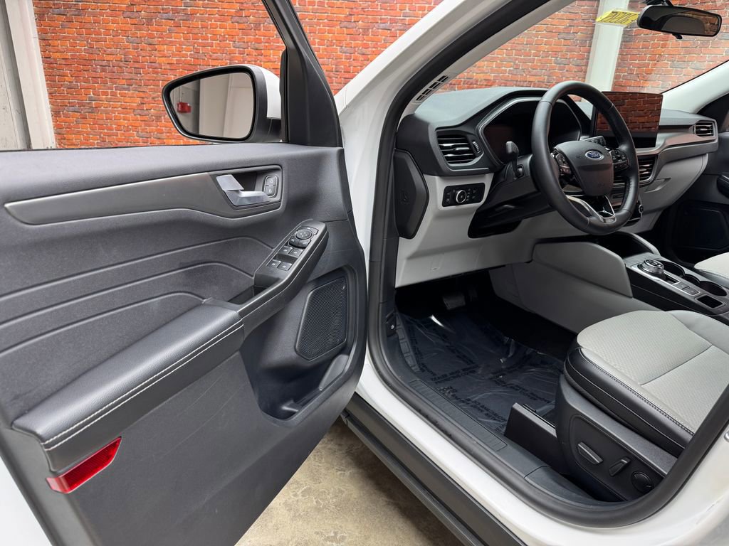 Certified 2025 Ford Escape SE FWD image 11