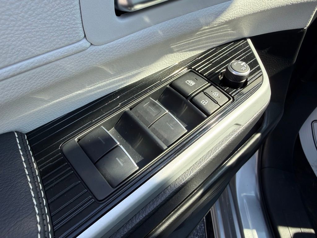 Used 2025 Toyota Sienna XSE w/ XSE Plus Package image 12