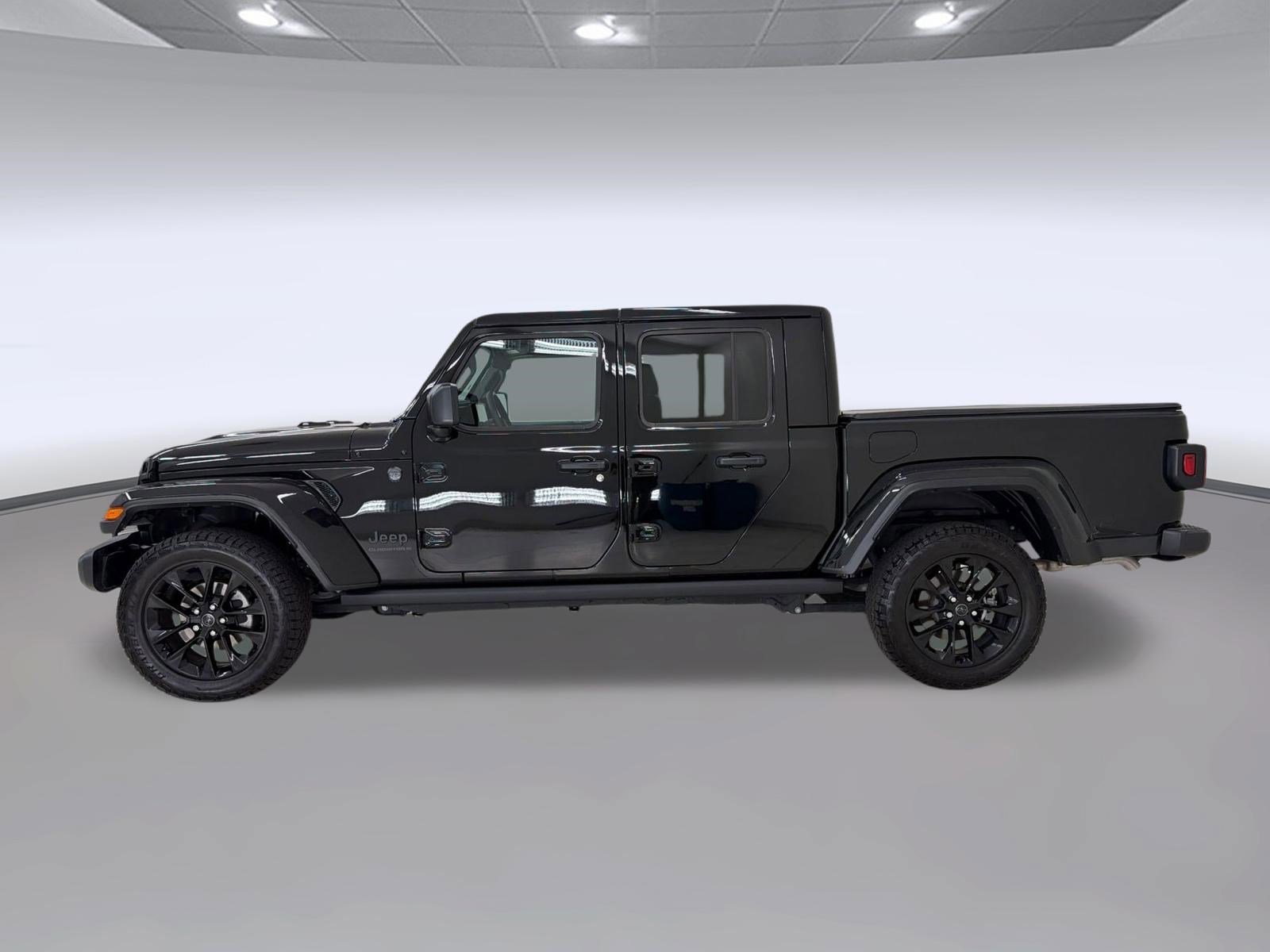 Used 2025 Jeep Gladiator Sport AWD/4WD image 2