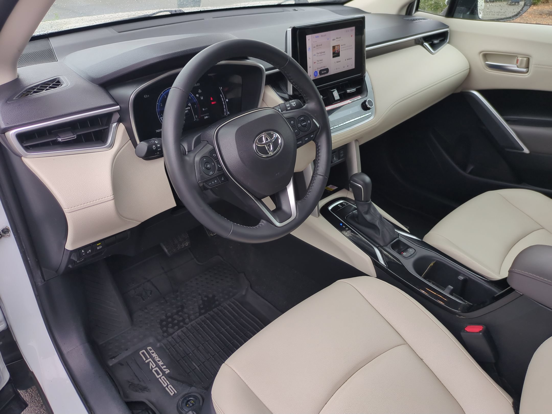 Used 2023 Toyota Corolla Cross XLE w/ Convenience Package AWD/4WD image 14