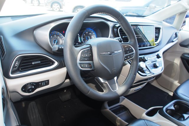 Used 2022 Chrysler Pacifica Touring-L FWD image 17