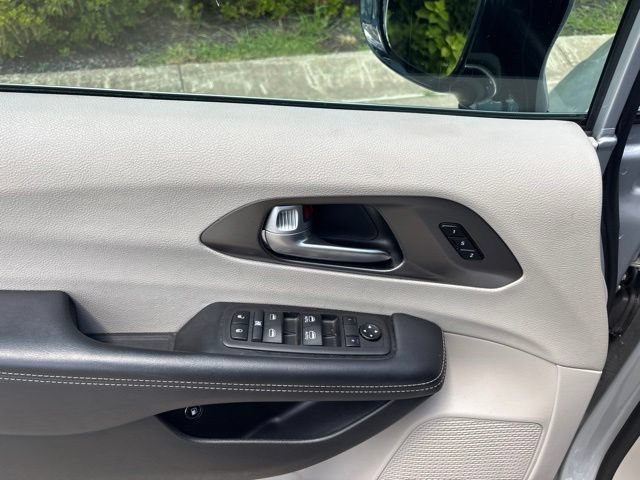 Used 2024 Chrysler Pacifica Limited FWD image 13