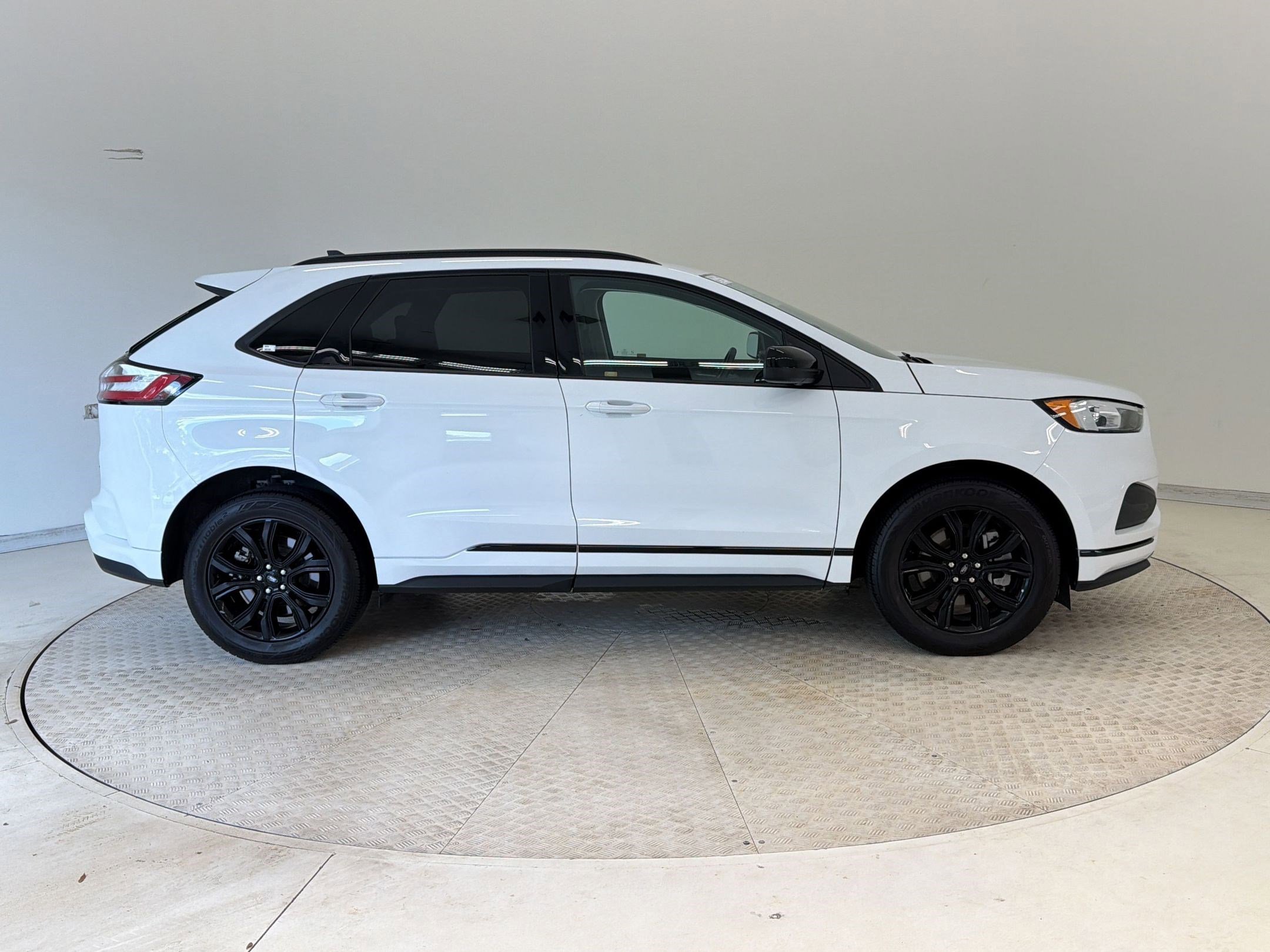 Certified 2024 Ford Edge SE w/ Black Appearance Package image 6