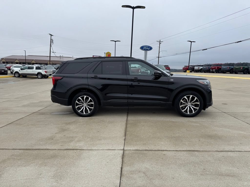 Certified 2025 Ford Explorer ST-Line AWD/4WD image 3