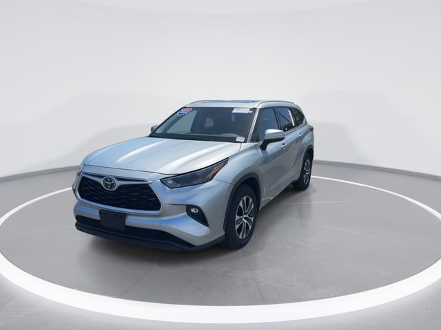 Used 2022 Toyota Highlander XLE FWD image 2