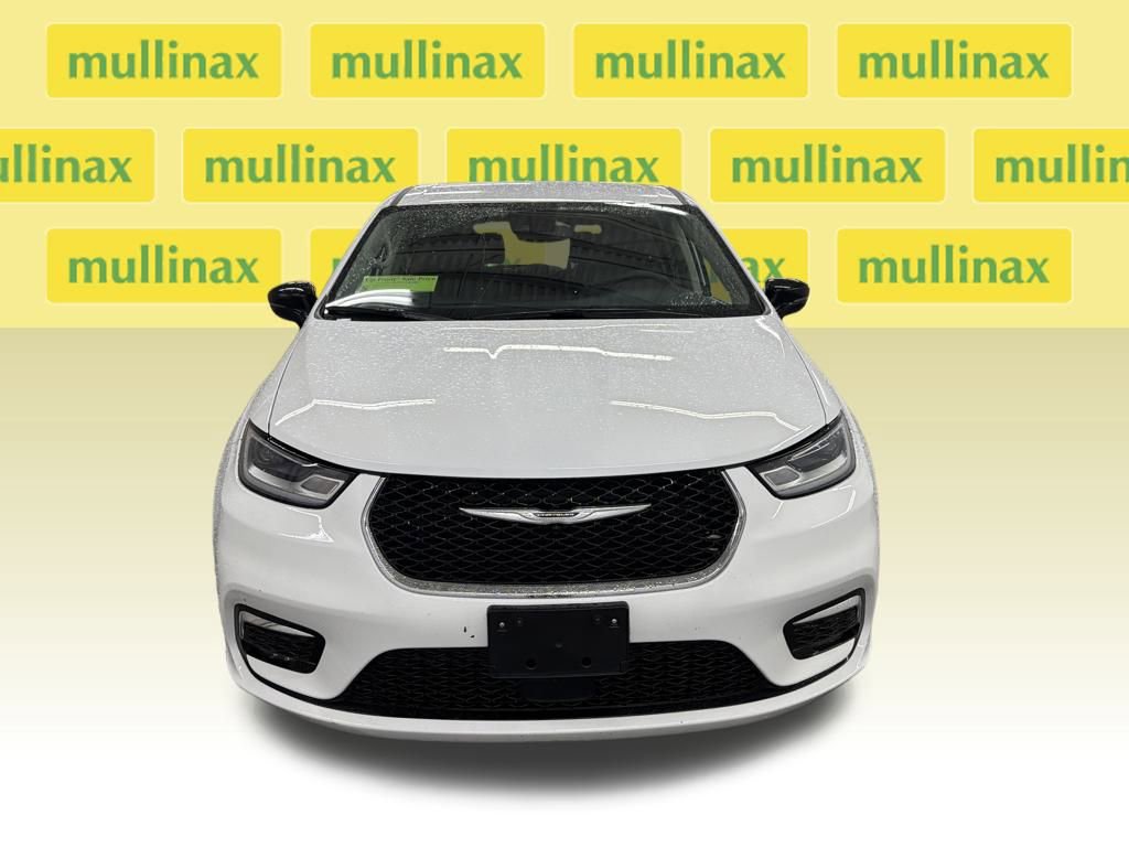Used 2024 Chrysler Pacifica Touring-L image 8
