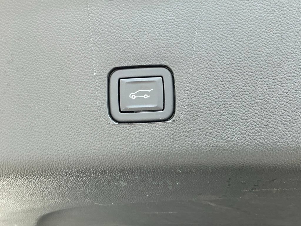 Used 2023 Chevrolet Traverse LT FWD image 26