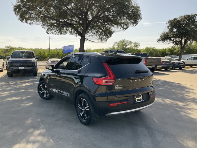 Used 2024 Volvo XC40 B5 Core AWD/4WD image 4