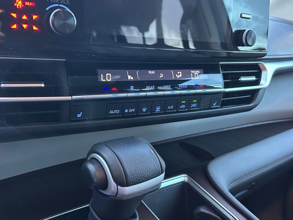 Used 2024 Toyota Sienna XLE image 37