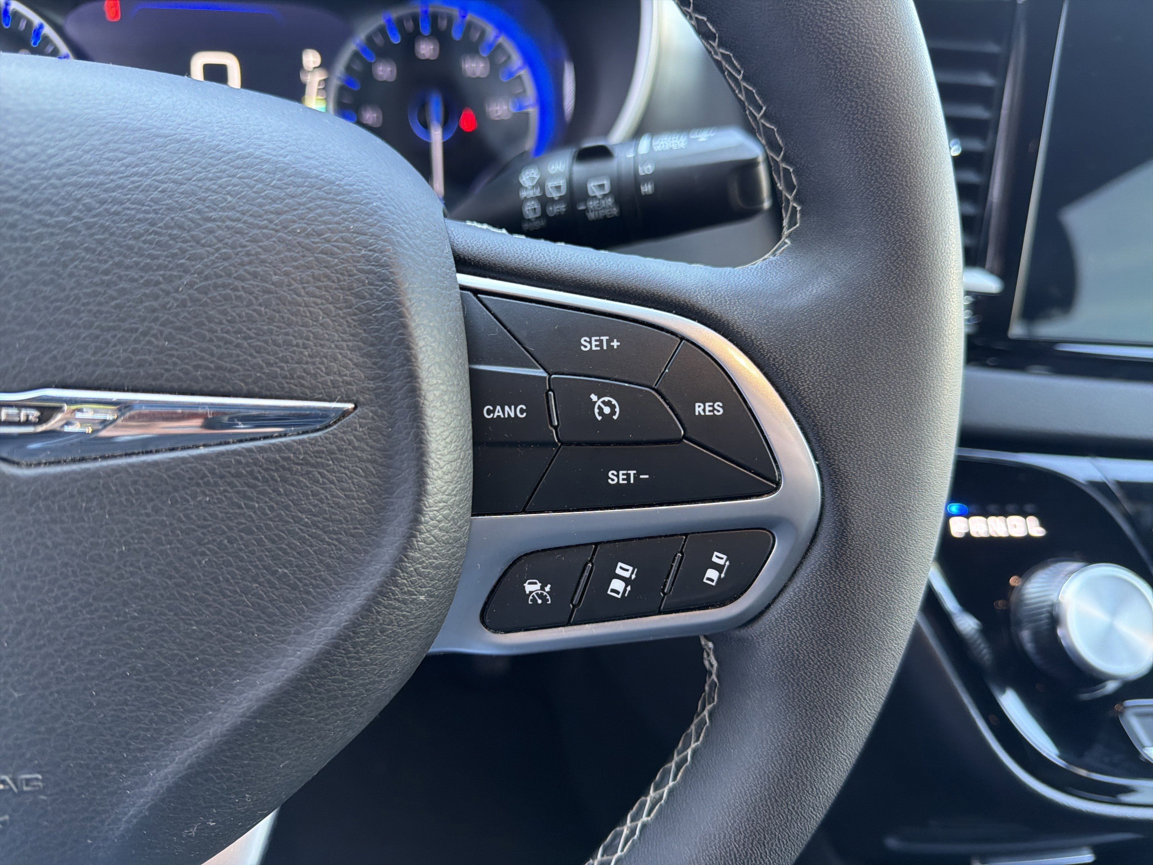 Used 2025 Chrysler Pacifica Select image 39