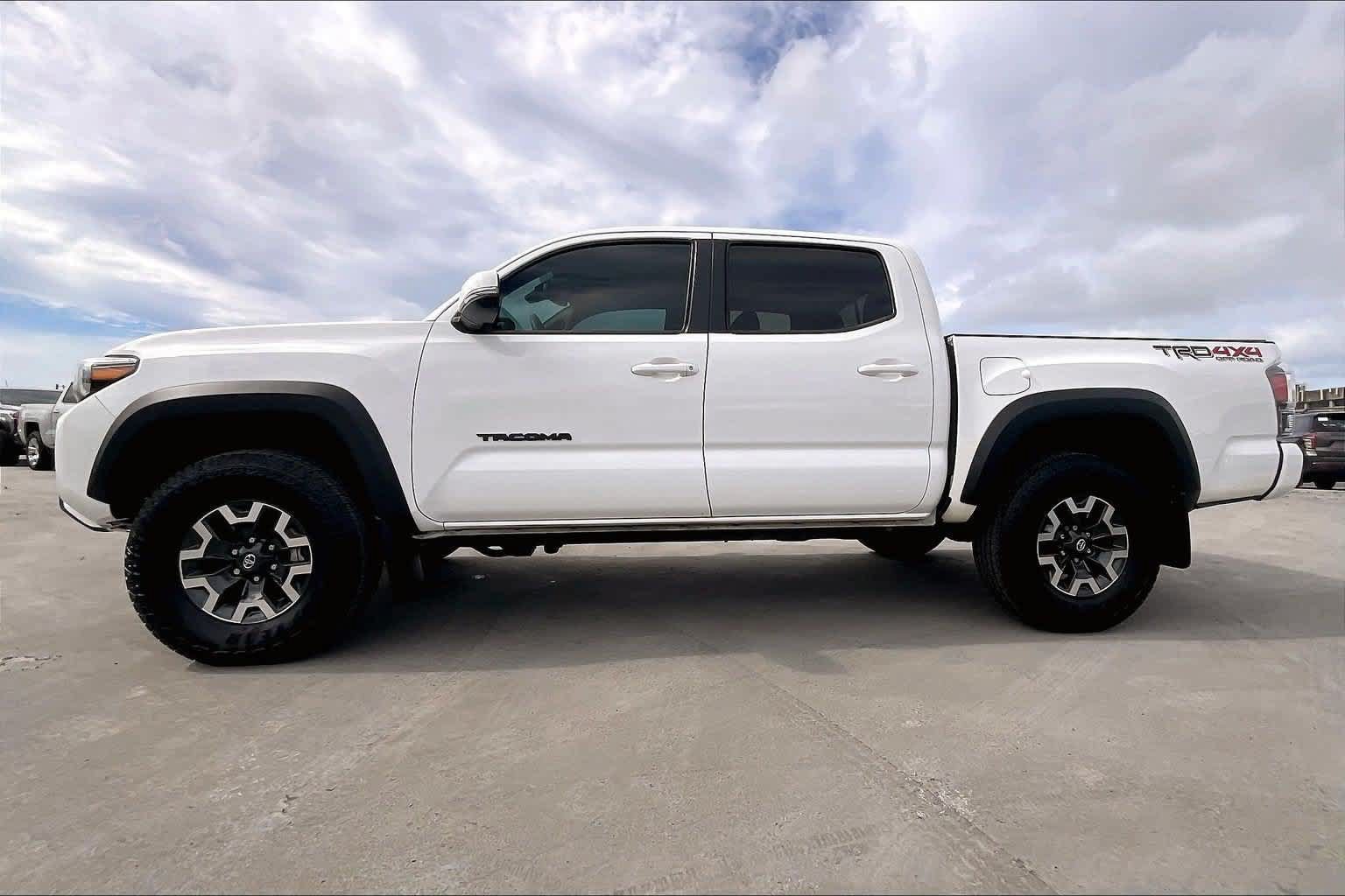 Used 2023 Toyota Tacoma TRD Off-Road w/ Technology Package AWD/4WD image 3