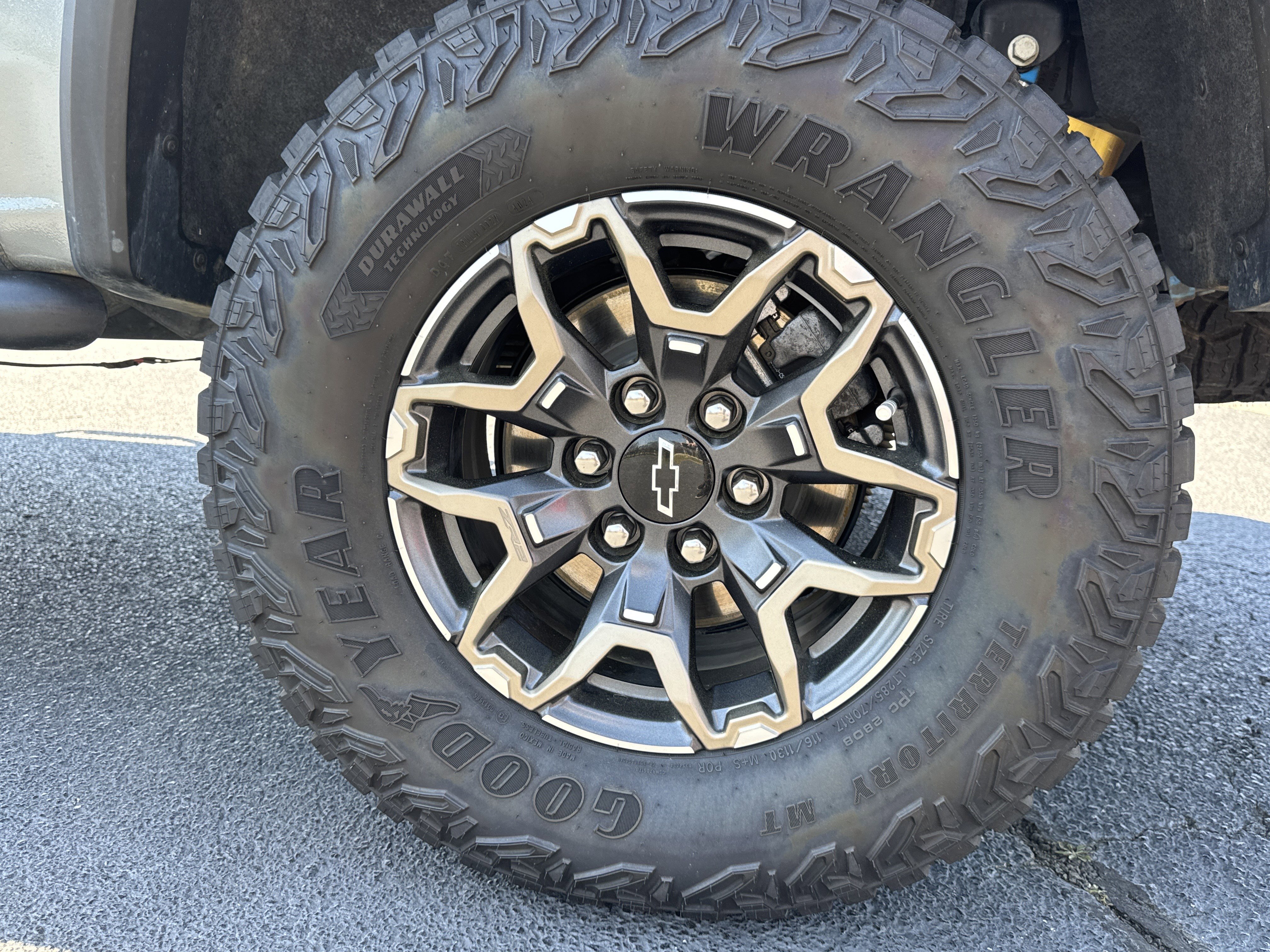 Used 2024 Chevrolet Colorado ZR2 w/ Technology Package image 21