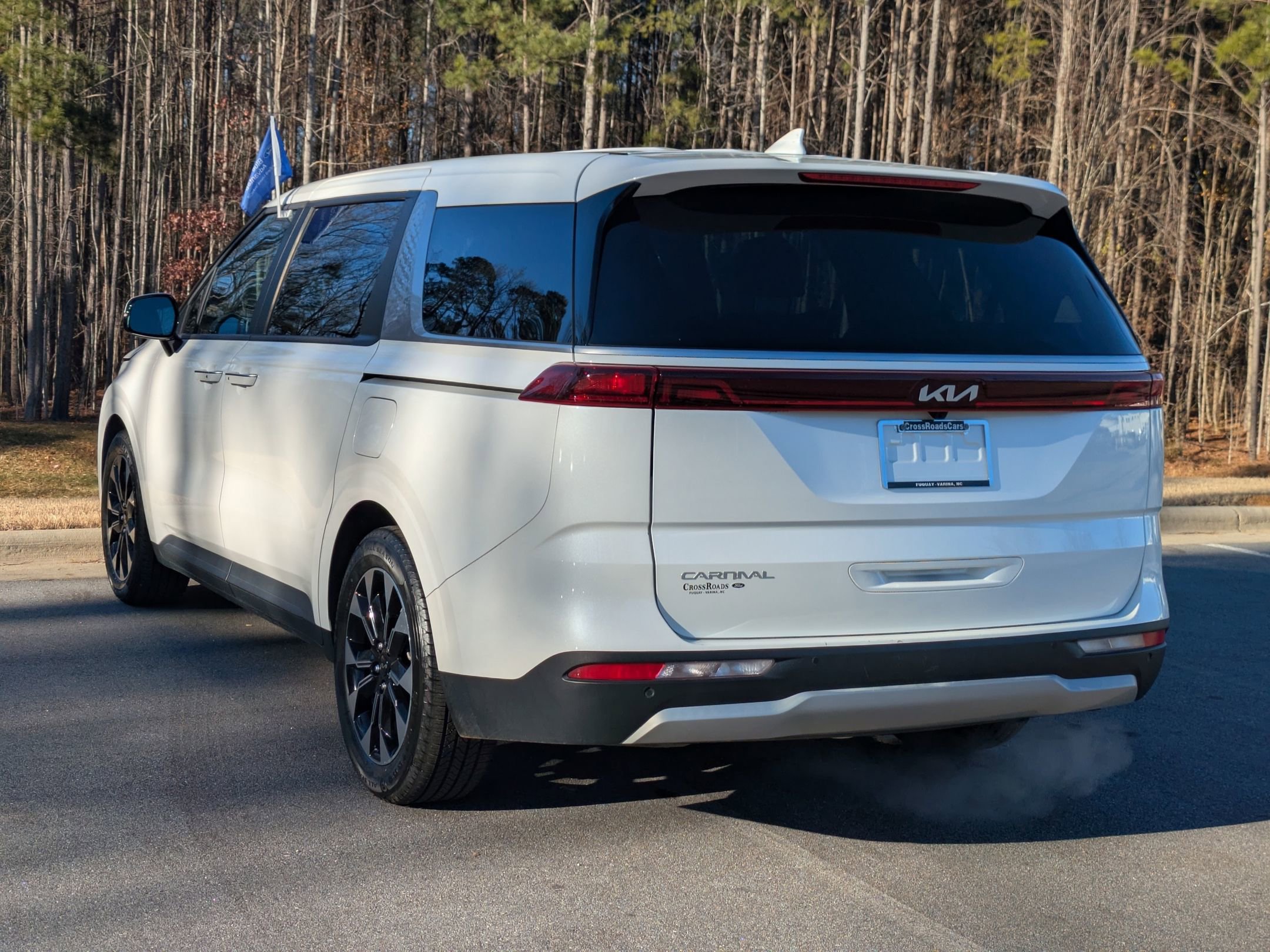 Used 2024 Kia Carnival EX image 5