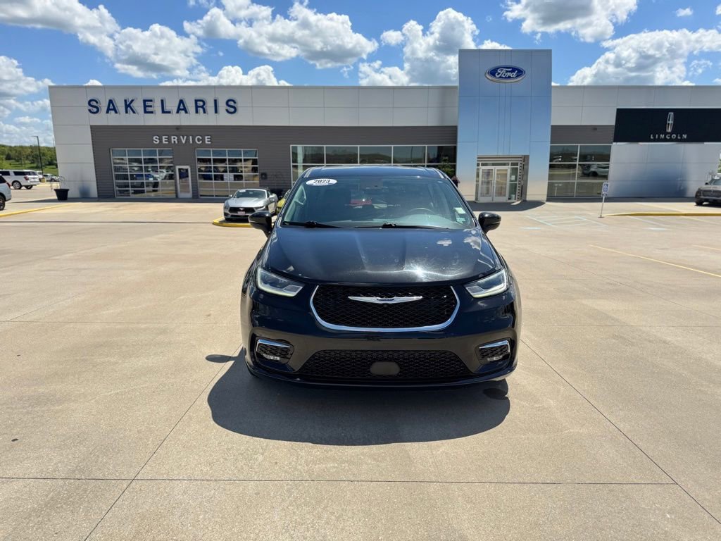 Used 2023 Chrysler Pacifica Touring-L FWD image 2