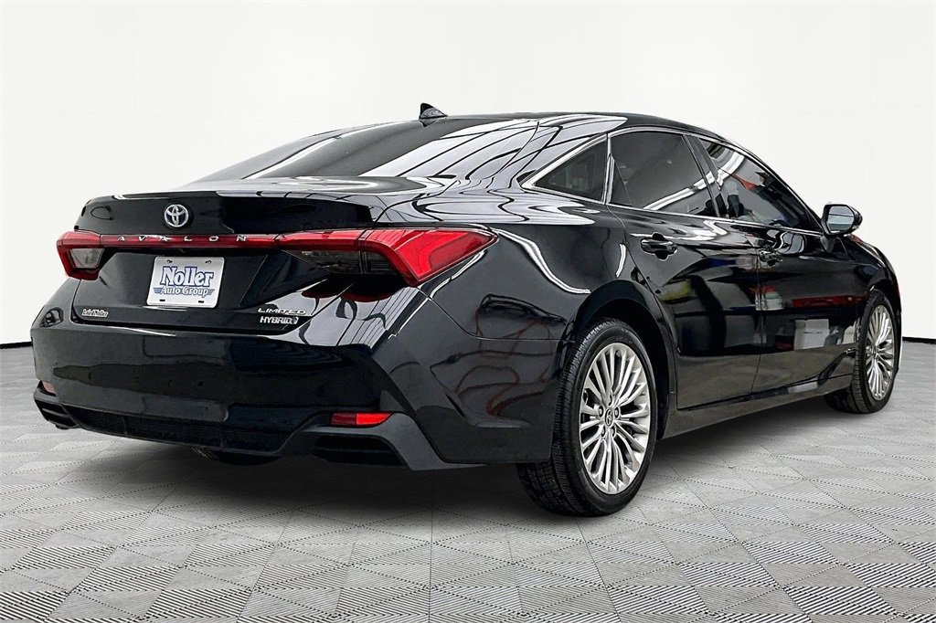 Used 2022 Toyota Avalon Limited image 2