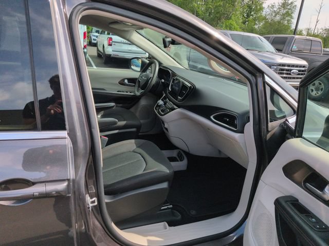 Used 2017 Chrysler Pacifica Touring w/ Tire & Wheel Group FWD image 15