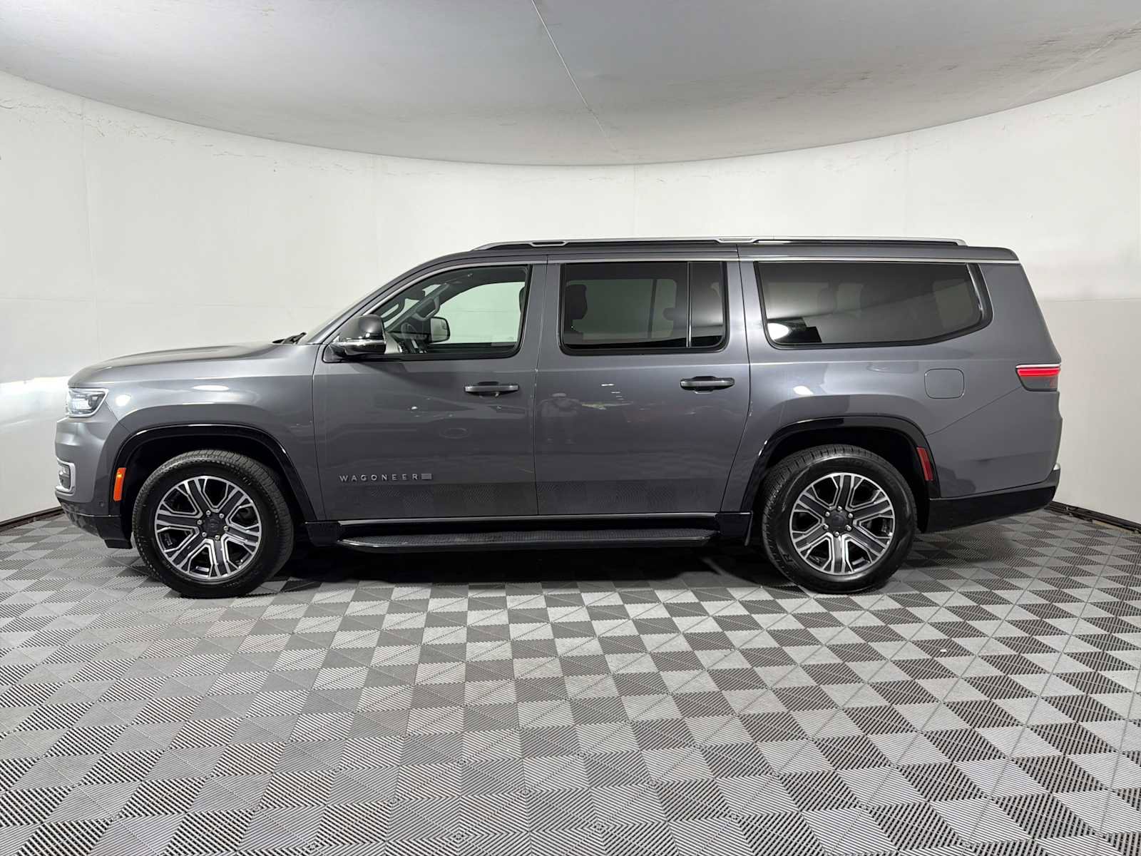 Used 2023 Jeep Wagoneer L Series II AWD/4WD image 4